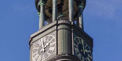 michel, zeitraffer, hamburg, kirche, kirchen. turm, turmuhr, time lapse, uhr, uhrwerk, ziffernblatt, uhrzeiger, barock, michaelis, michaeliskirche, hauptkirche