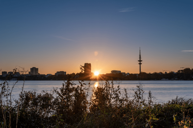 sonnenuntergang, zeitraffer, hamburg, alster, boote, wolken, sonne, fernsehturm, skyline